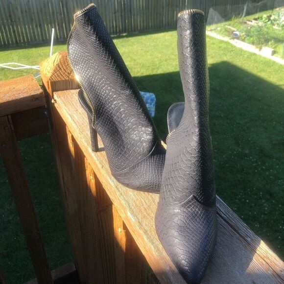 Liliana black snake skin pointed toe open back boots with zipper detail size 7.5 - Picture 2 of 8